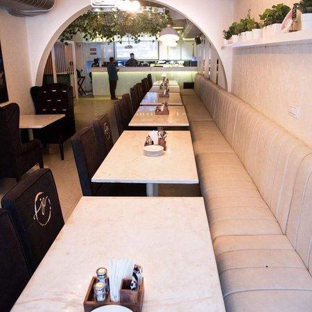 J2 White Kitchen & Bar